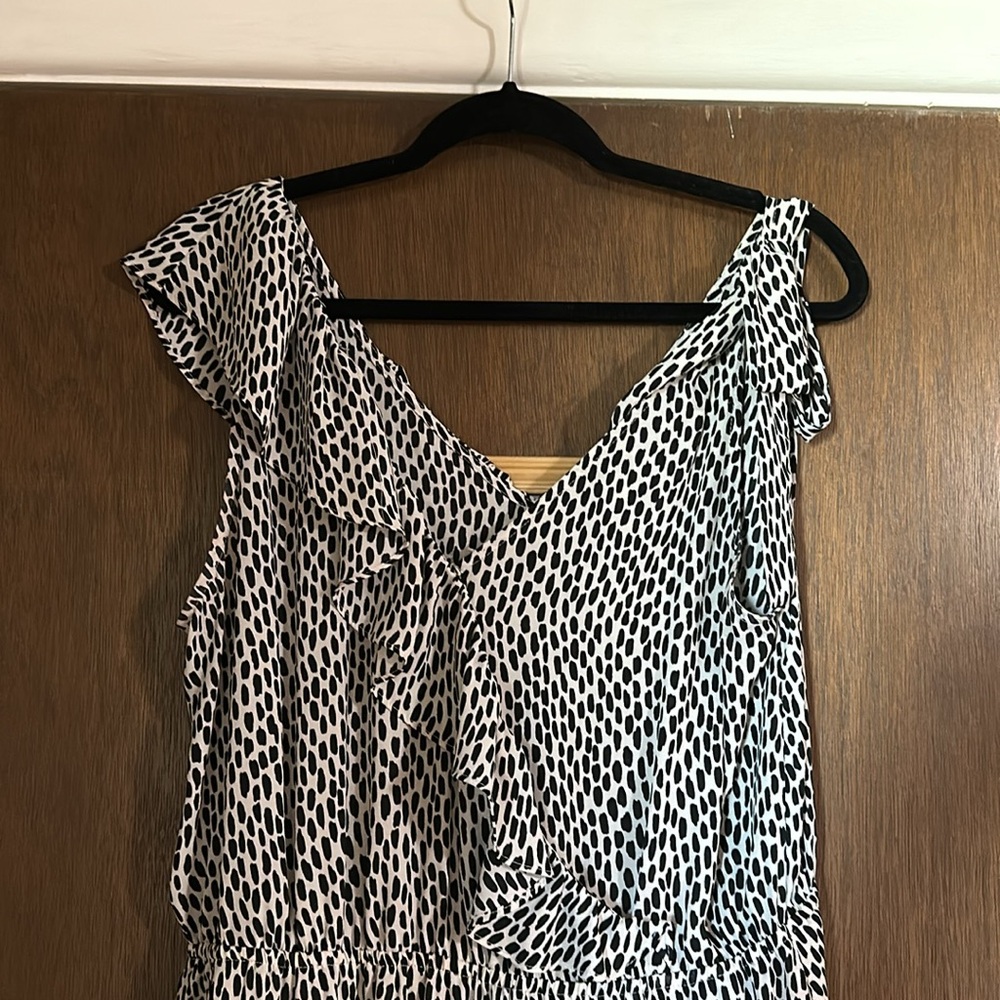 Sleeveless Black and White Dress - Picture 2 of 5